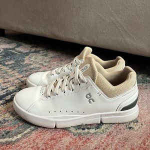 On Cloud Running Roger white leather sneakers size 7.5